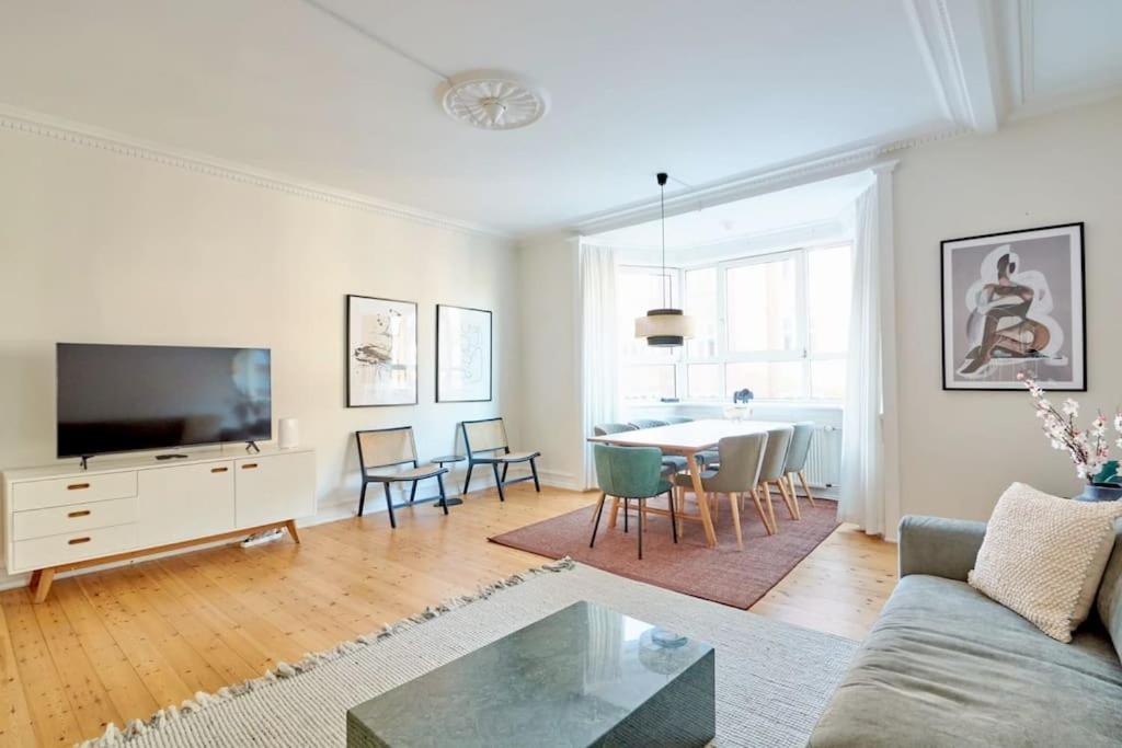 Apartment Large & Stylish In Trendy & Vibrant Neighbourhood *