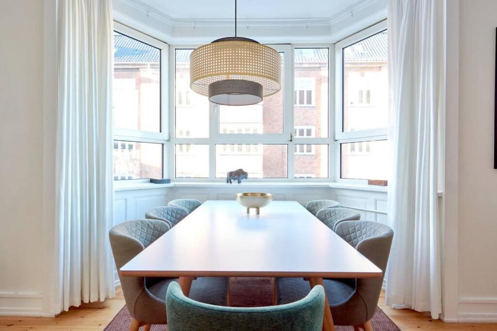 Large & Stylish In Trendy & Vibrant Neighbourhood Apartment
